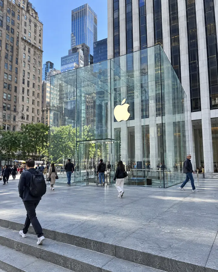 The glass cube of Apple Fifth Avenue, New York